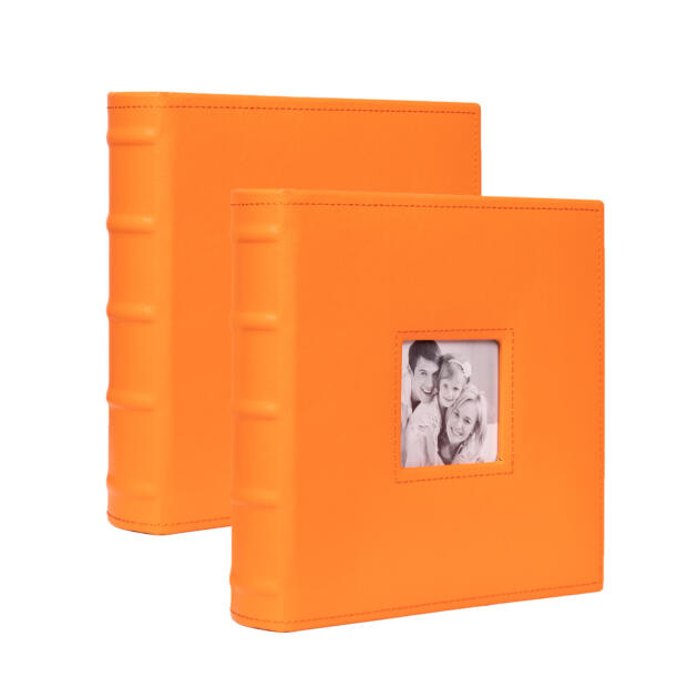 Dos álbumes encuadernados y cosidos a mano color naranja.